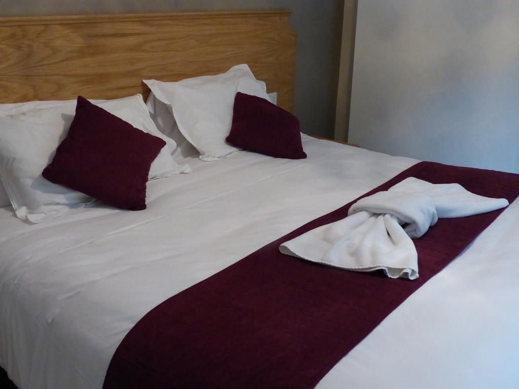 The Sun Inn Englefield Green Chambre photo