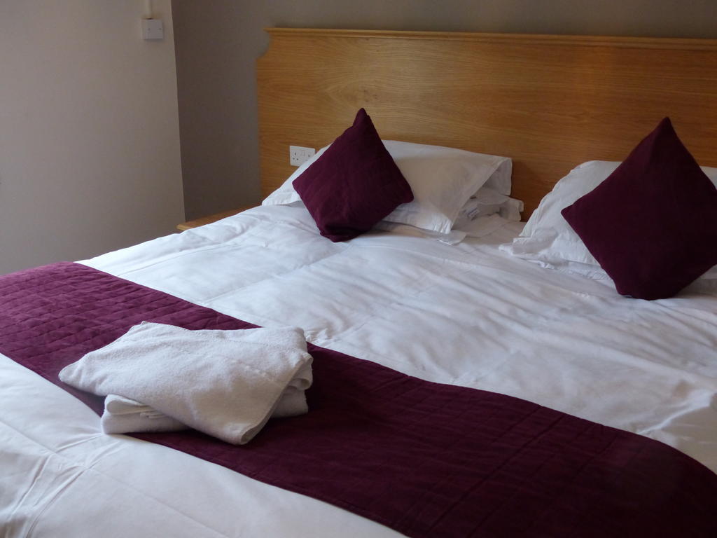 The Sun Inn Englefield Green Chambre photo