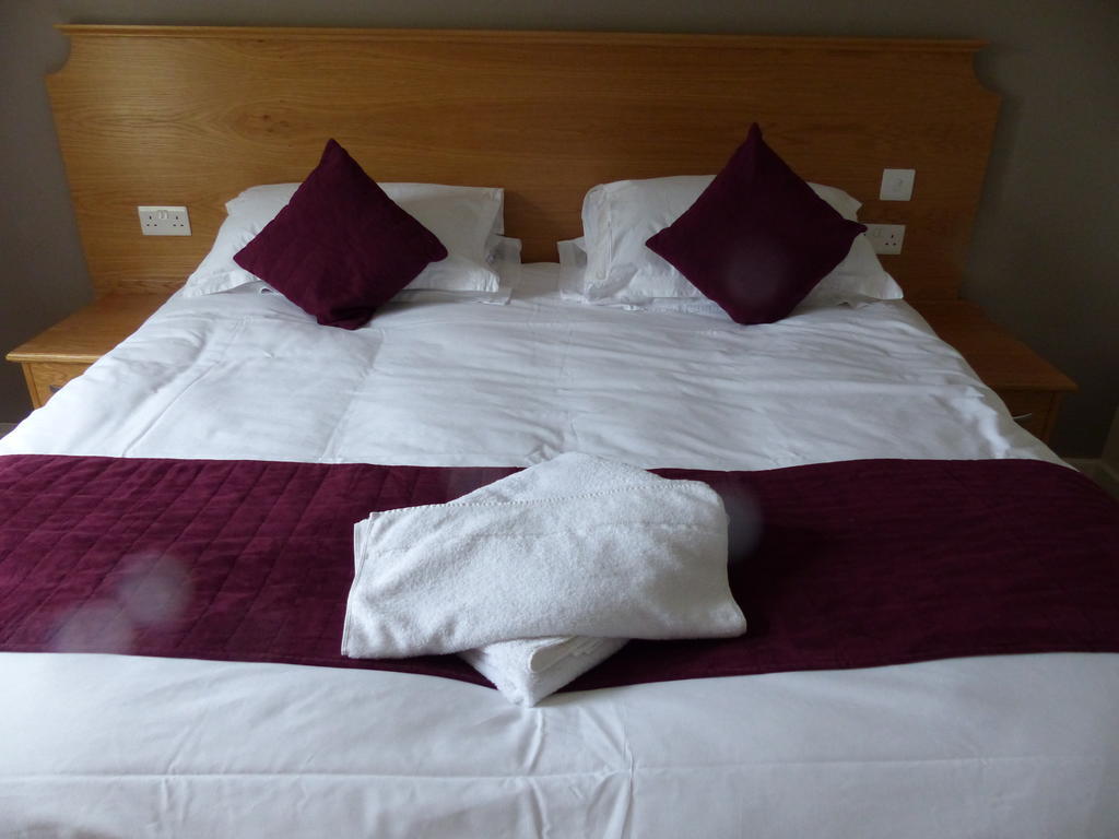 The Sun Inn Englefield Green Chambre photo