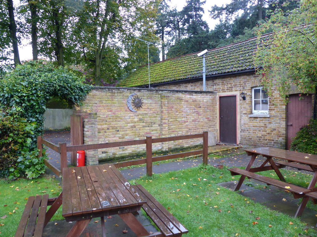 The Sun Inn Englefield Green Extérieur photo