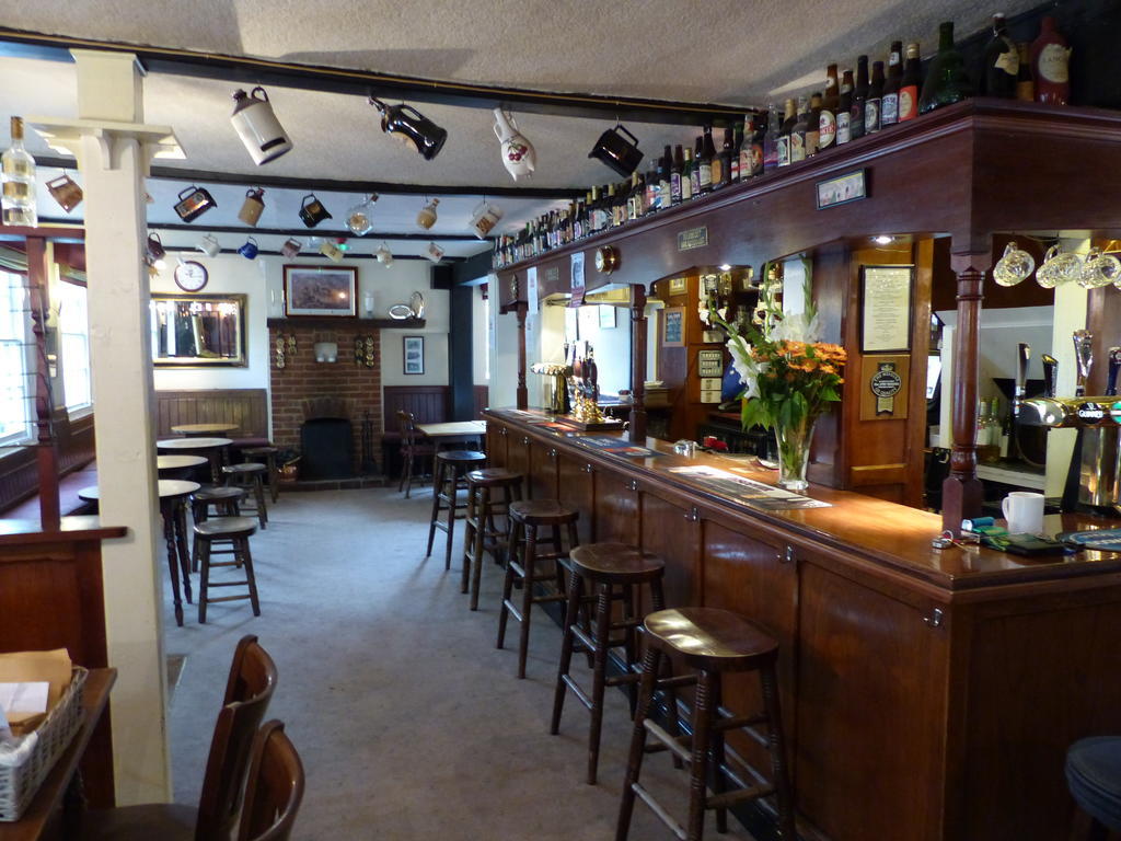 The Sun Inn Englefield Green Extérieur photo